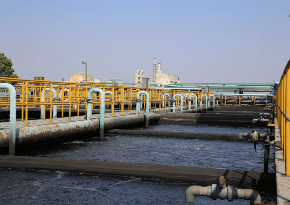 (图:制药厂污水)